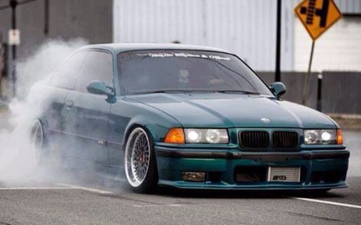 Zbiórka auto z TYLNYM NAPĘDEM BMW E36 - zdjęcie główne