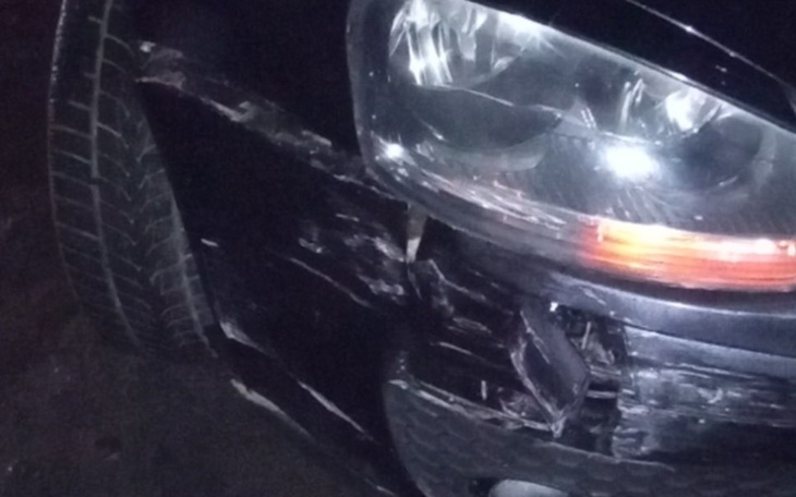 Uszkodzony samochód po wypadku.