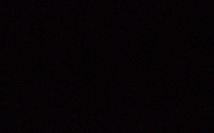 Grupa dzieci bawiących się na świeżym powietrzu.