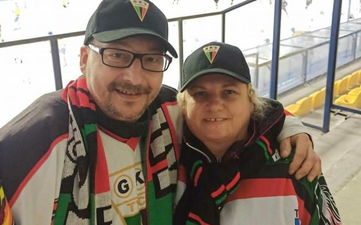 Para kibiców w szalikach, wspierających swoją drużynę.
