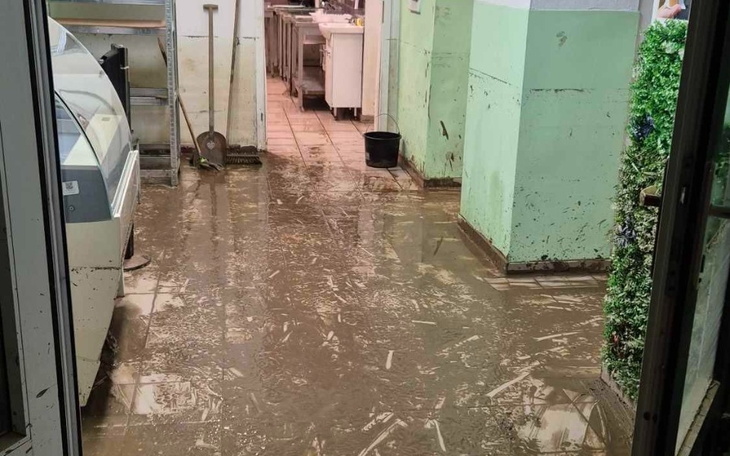 Zalane pomieszczenie kuchenne po powodzi.