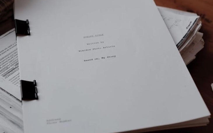 Scenariusz filmowy leżący na stole, gotowy do pracy.