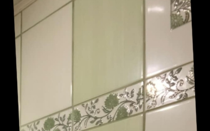 Płytki ceramiczne w jasnych kolorach na ścianie.