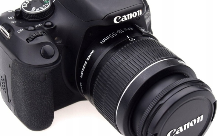 Aparat Canon z obiektywem 18-55mm.