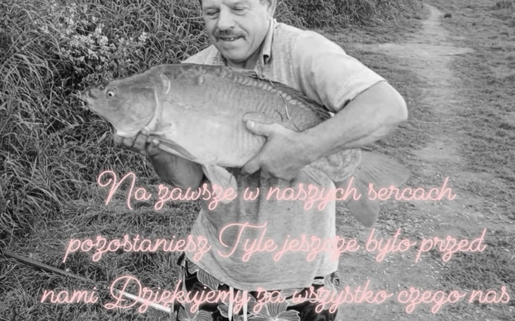 Mężczyzna trzyma dużą rybę, dziękując za wspomnienia.