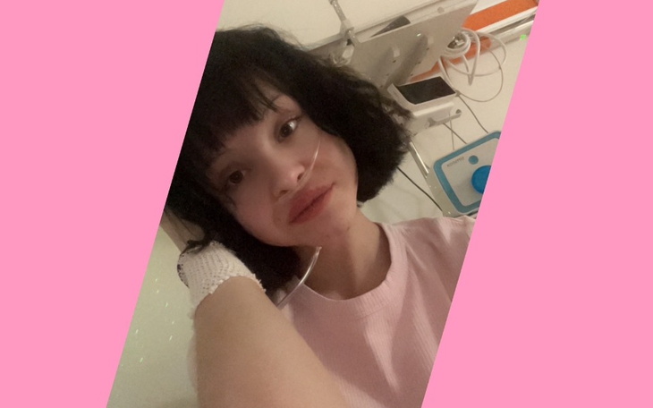 Młoda kobieta w szpitalu, robiąca selfie.