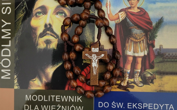 Różaniec na tle modlitewników.