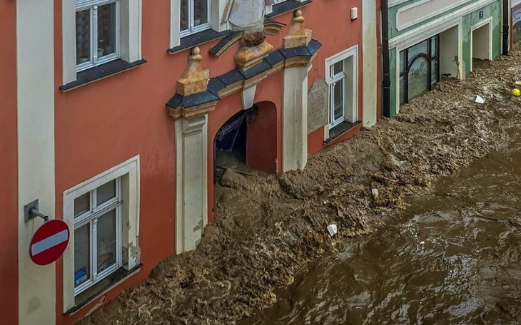 Zalane ulice po intensywnych opadach deszczu.