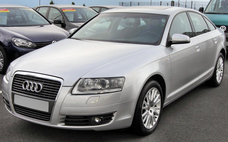 Srebrne auto marki Audi zaparkowane na parkingu.