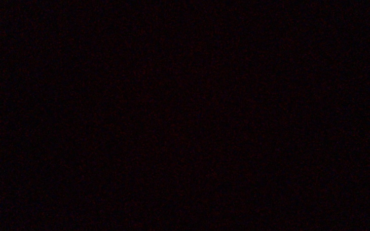Zdjęcie przedstawiające ciemny kadr, brak wyraźnych szczegółów.