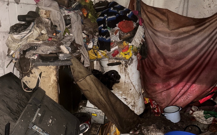 Zagracona przestrzeń z różnymi przedmiotami i odpadami.