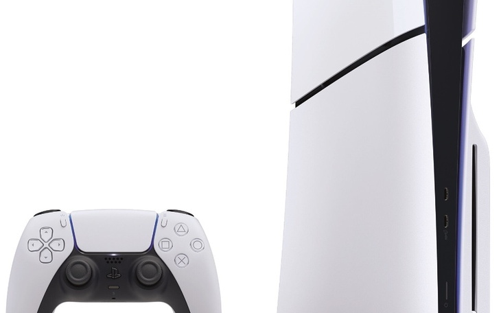 Konsola PlayStation 5 z kontrolerem, na białym tle.