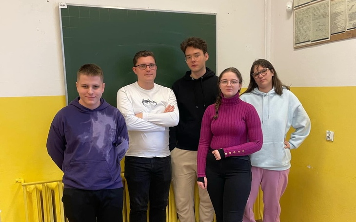 Grupa uczniów pozująca do zdjęcia w klasie.