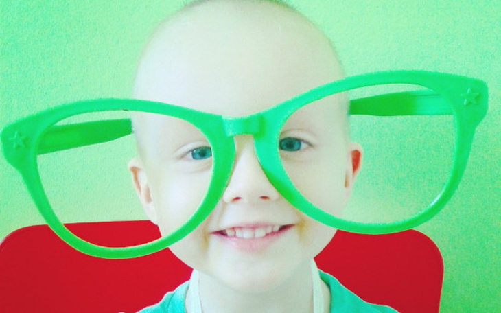 Chłopiec z dużymi zielonymi okularami.