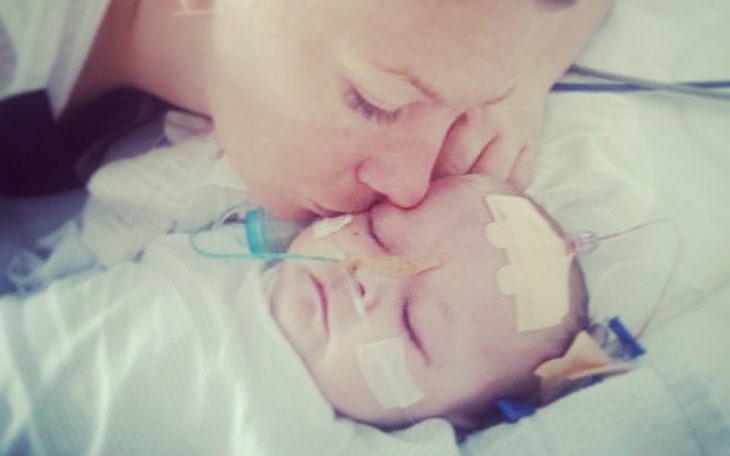 Matka całująca swoje dziecko w szpitalu.