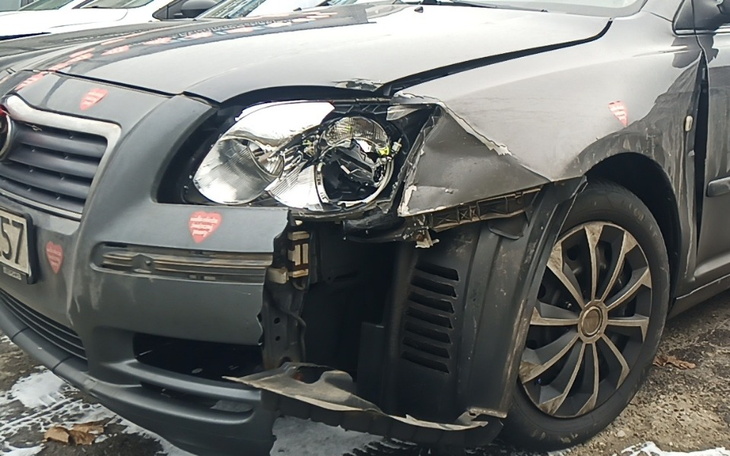 Uszkodzony samochód z widocznymi zniszczeniami.