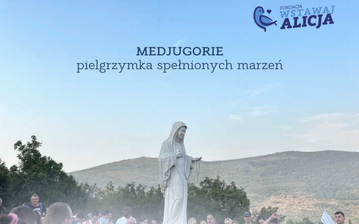 Grupa pielgrzymów w Medjugorje, z figurą Matki Boskiej.