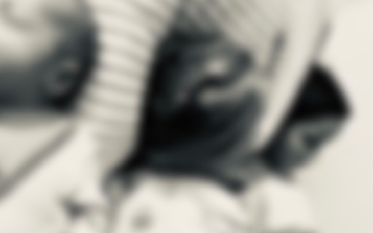 Rozmyte zdjęcie dwóch osób w bliskim ujęciu.