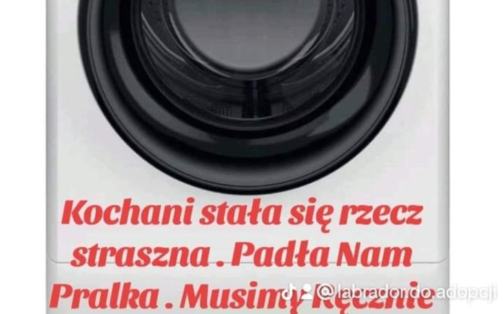 Uszkodzona pralka z napisem o konieczności naprawy.