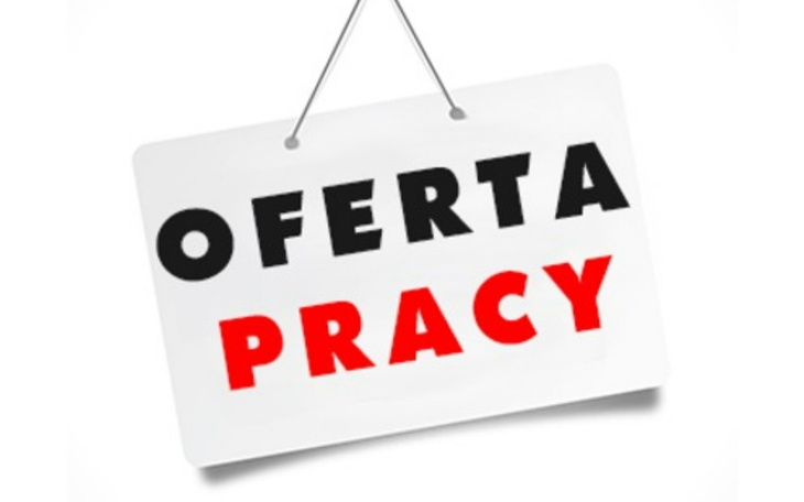 Tablica z napisem 'Oferta Pracy', wisi na sznurku.