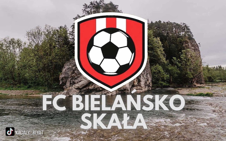Logo FC Bielańsko Skała z piłką nożną na tle rzeki.