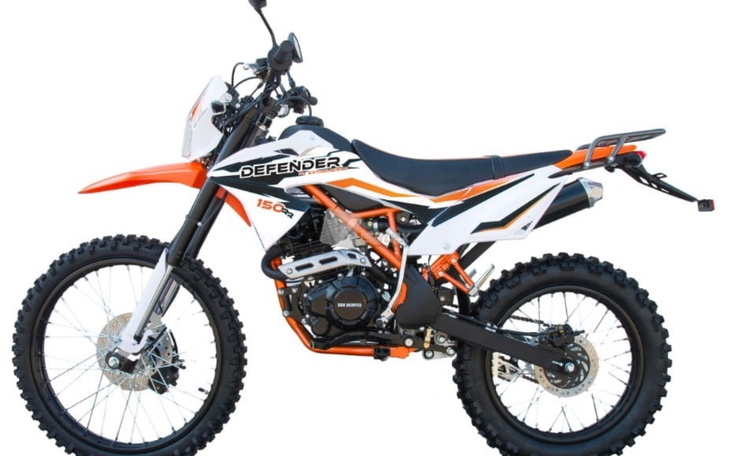 Motocykl terenowy Defender 150, gotowy do jazdy po trudnym terenie.