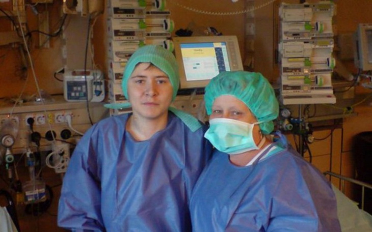 Dwoje lekarzy w stroju operacyjnym, gotowych do pracy.