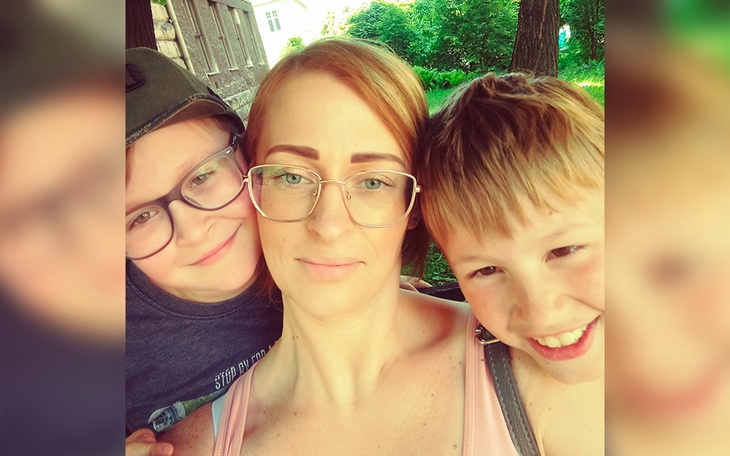 Rodzinne selfie z uśmiechniętymi dziećmi.