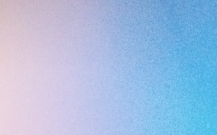 Delikatny gradient w odcieniach niebieskiego i różowego.