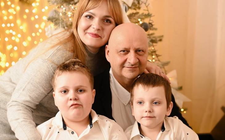 Rodzina pozująca razem w świątecznym otoczeniu.