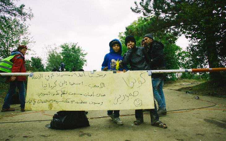 Dzieci z tablicą, uczestniczące w wydarzeniu.