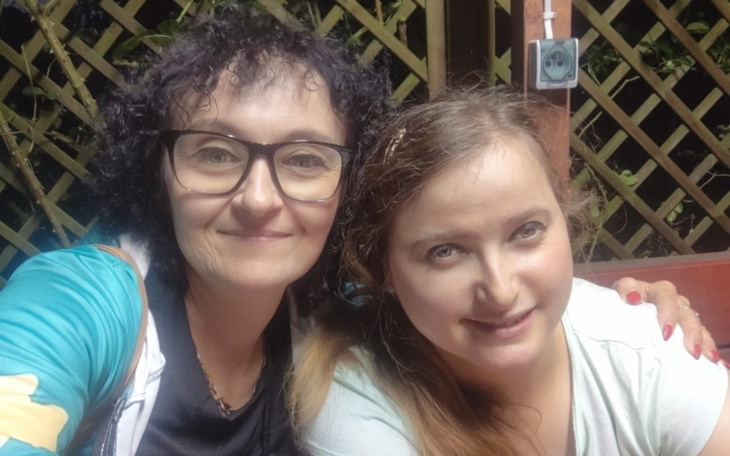 Dwie kobiety w przyjaznej atmosferze, pozujące razem na zdjęciu.