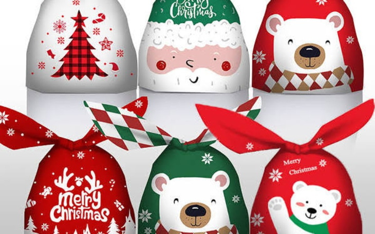 Zestaw kolorowych czapek świątecznych z różnymi wzorami.