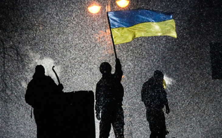 Silhouette żołnierzy z flagą Ukrainy w deszczu.