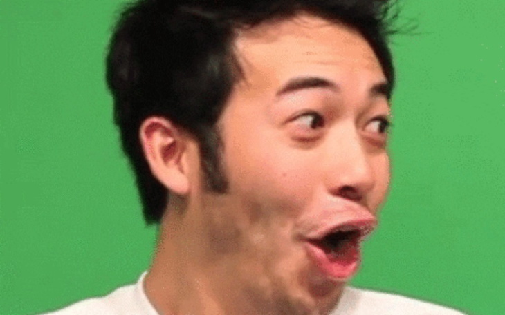 Chłopiec z uśmiechem, patrzący przez okno domku.