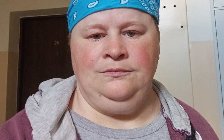 Blond dziewczyna w błękitnej bandanie i szarym ubraniu