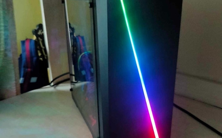 Nowoczesna obudowa komputera z kolorowym podświetleniem.