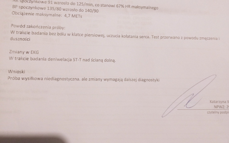 Zbliżenie na stronę techniczną urządzenia medycznego lub dokumentu z tekstem