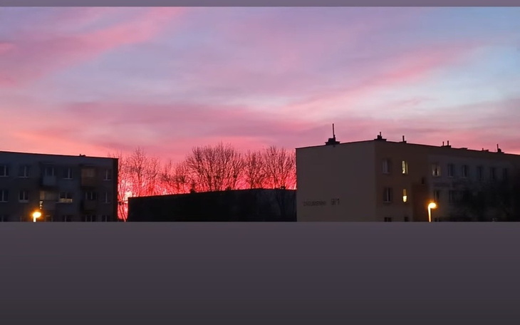 Zachód słońca nad miastem, kolorowe niebo.