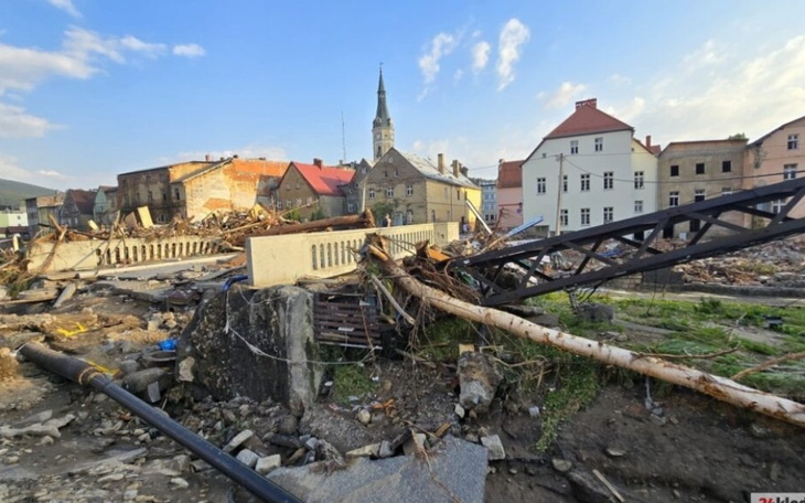 Zniszczenia po katastrofie, widok na zrujnowane budynki.
