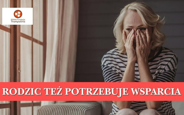 Kobieta zmartwiona, z rękami na twarzy, w domowym otoczeniu.