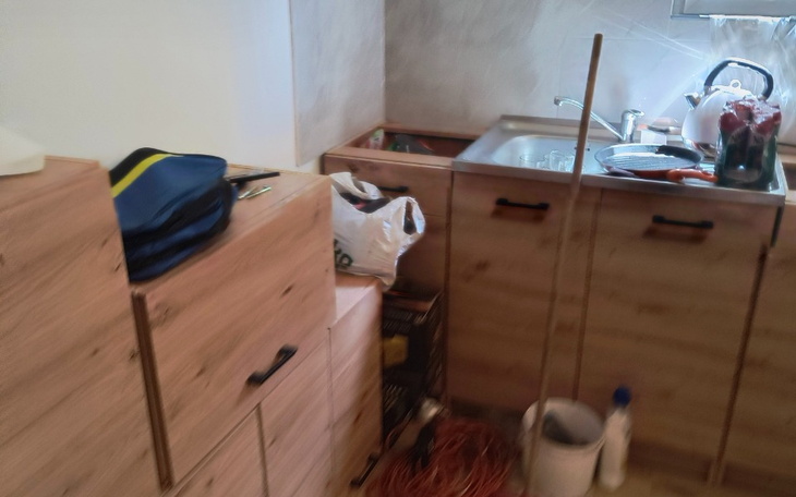 Kuchnia w trakcie remontu, z narzędziami i materiałami.