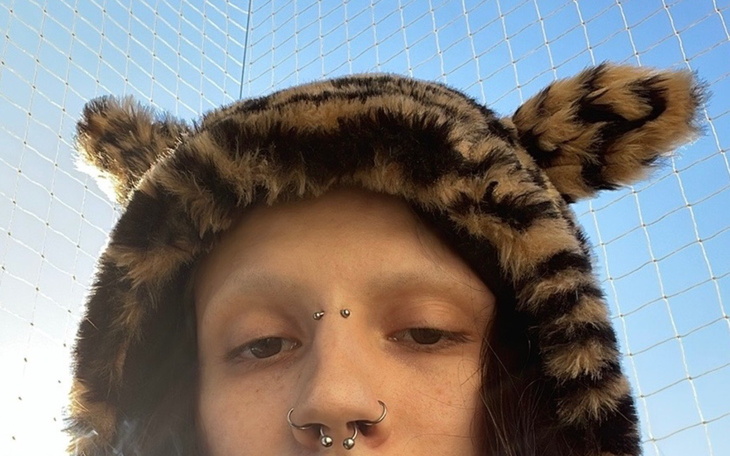 Osoba w czapce z uszami, selfie na tle nieba.