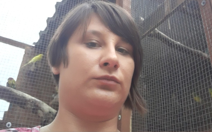 Osoba robiąca selfie w otoczeniu ptaków.