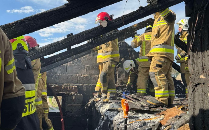 Strażacy pracujący na miejscu pożaru, w akcji ratunkowej.