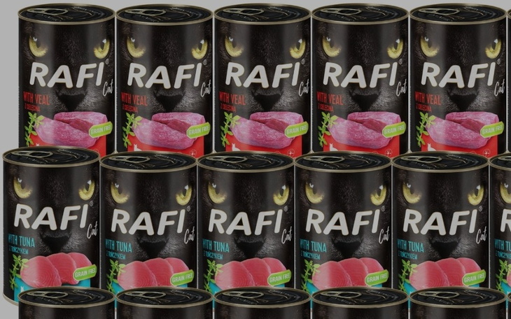 Puszki z karmą dla kotów na półce.