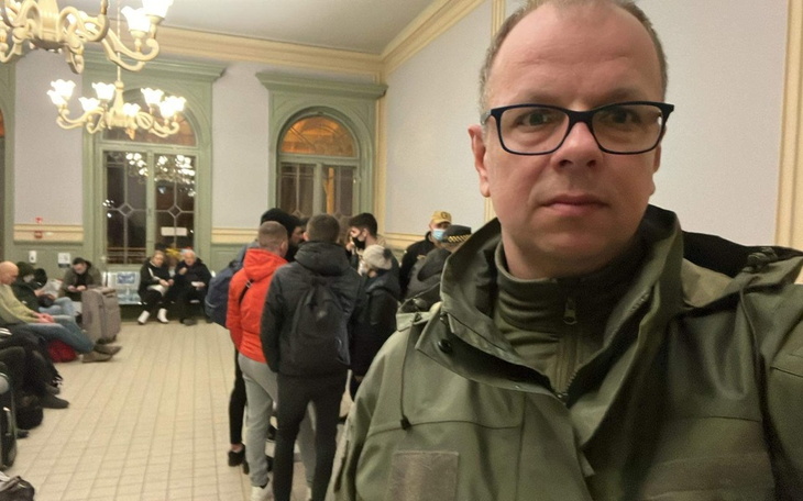 Osoba w zielonym ubraniu, selfie w tłumie.