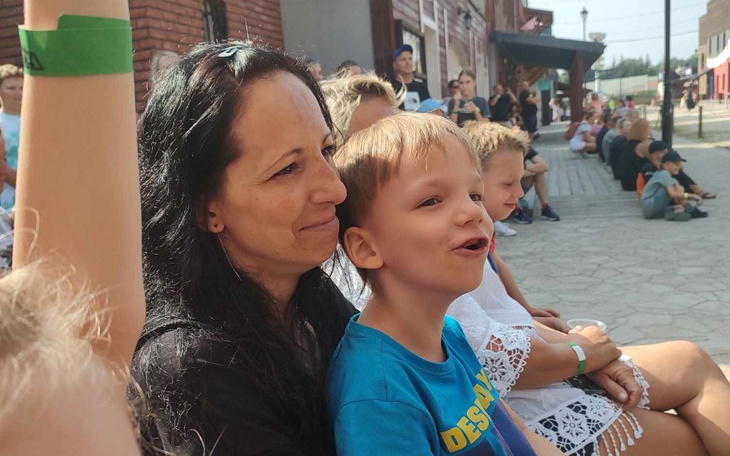 Kobieta z dzieckiem na wydarzeniu w plenerze.