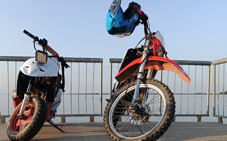 Dwa motocykle na pomoście nad wodą.