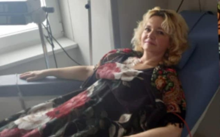 Kobieta w szpitalu, relaksująca się na łóżku.